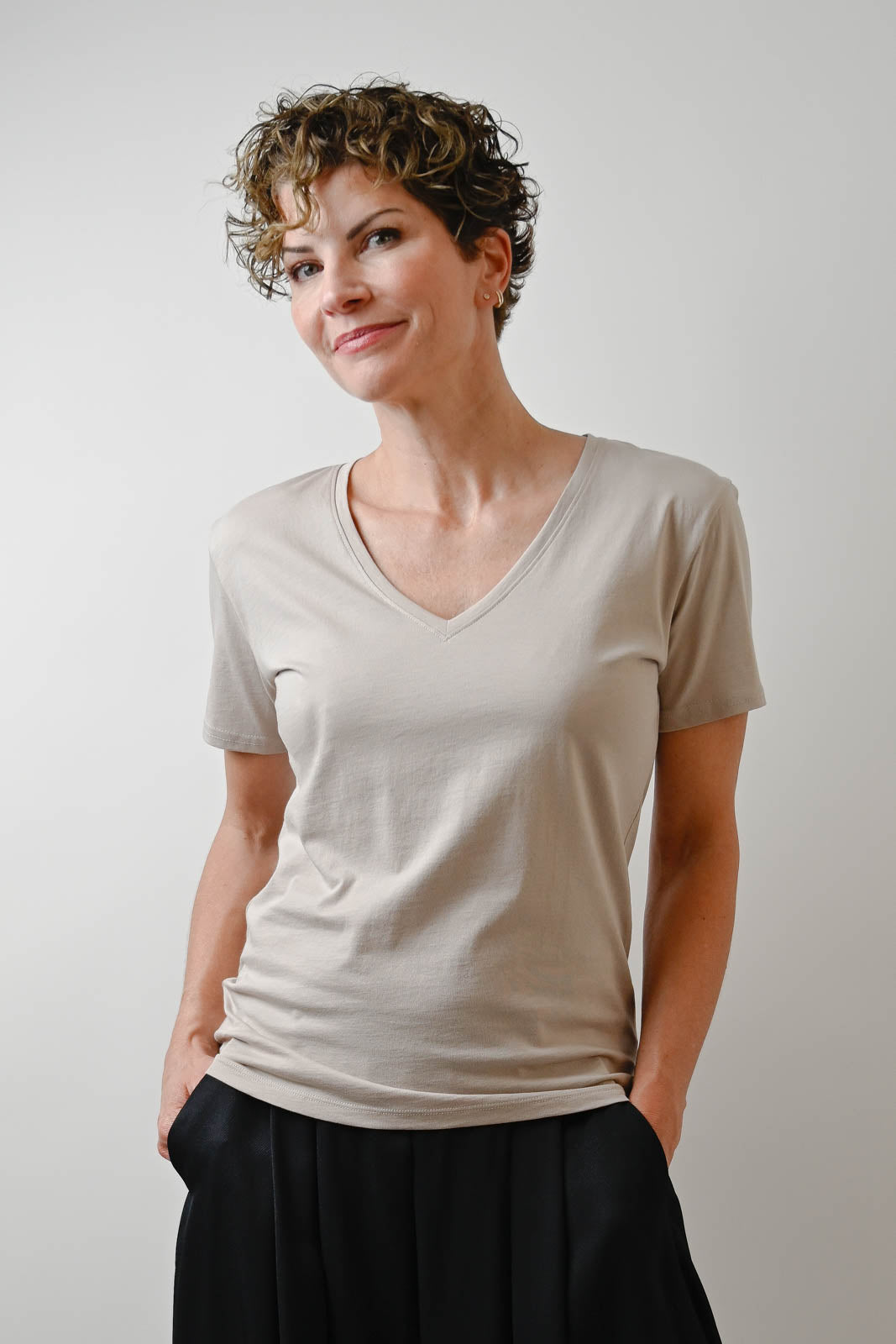Vestibule Garderobe, T-Shirt V-Neck in Dune