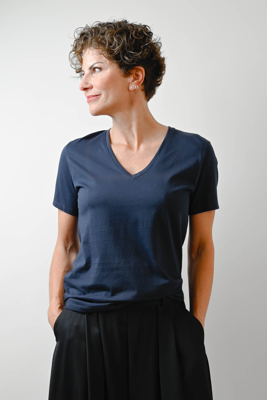 Vestibule Garderobe, T-Shirt V-Neck in Marine