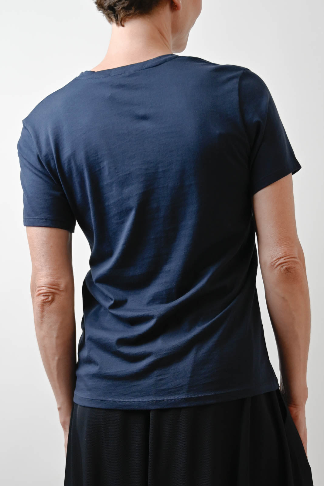 Vestibule Garderobe, T-Shirt V-Neck in Marine