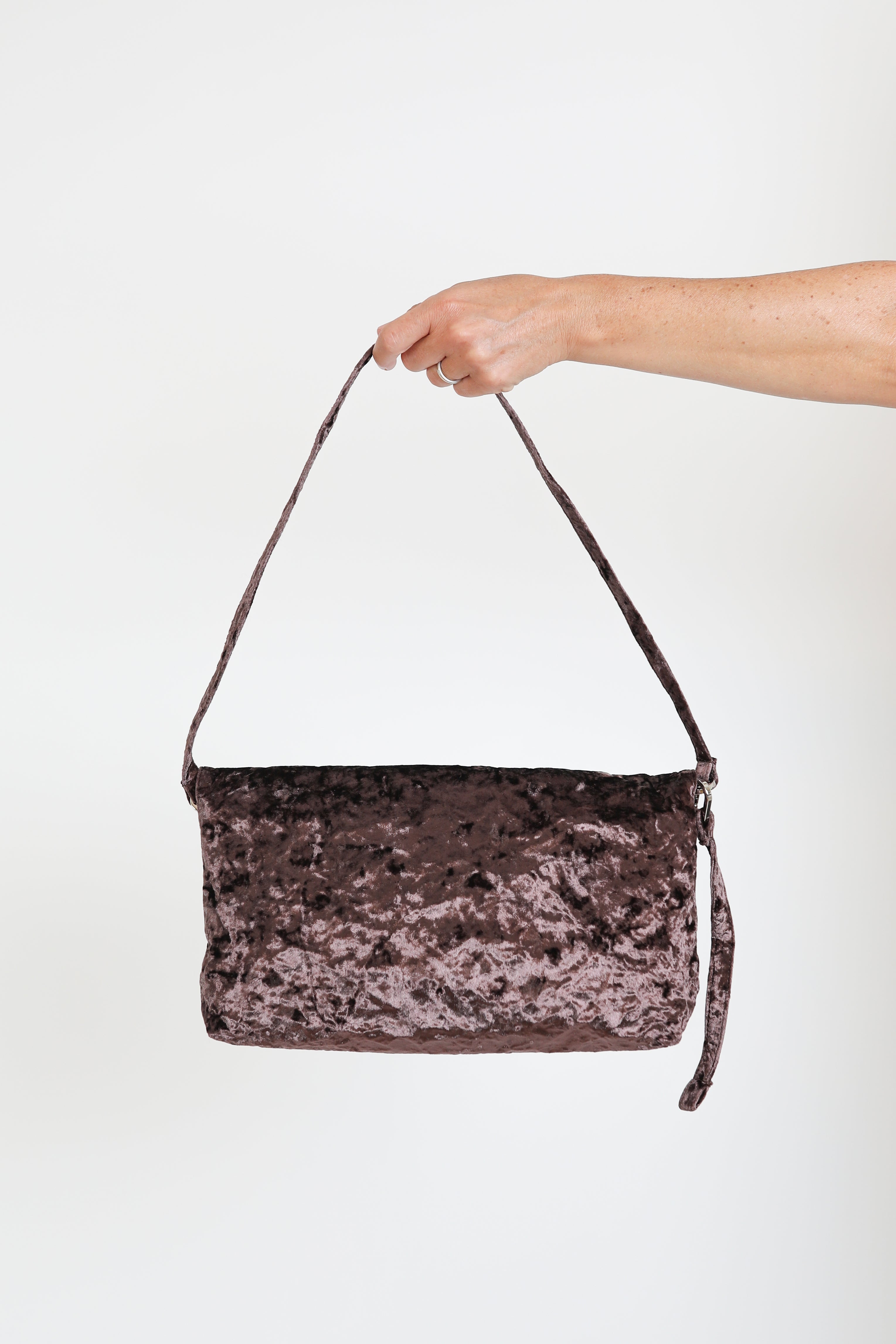 Zilla, Tasche Velvet Baguette in Moka