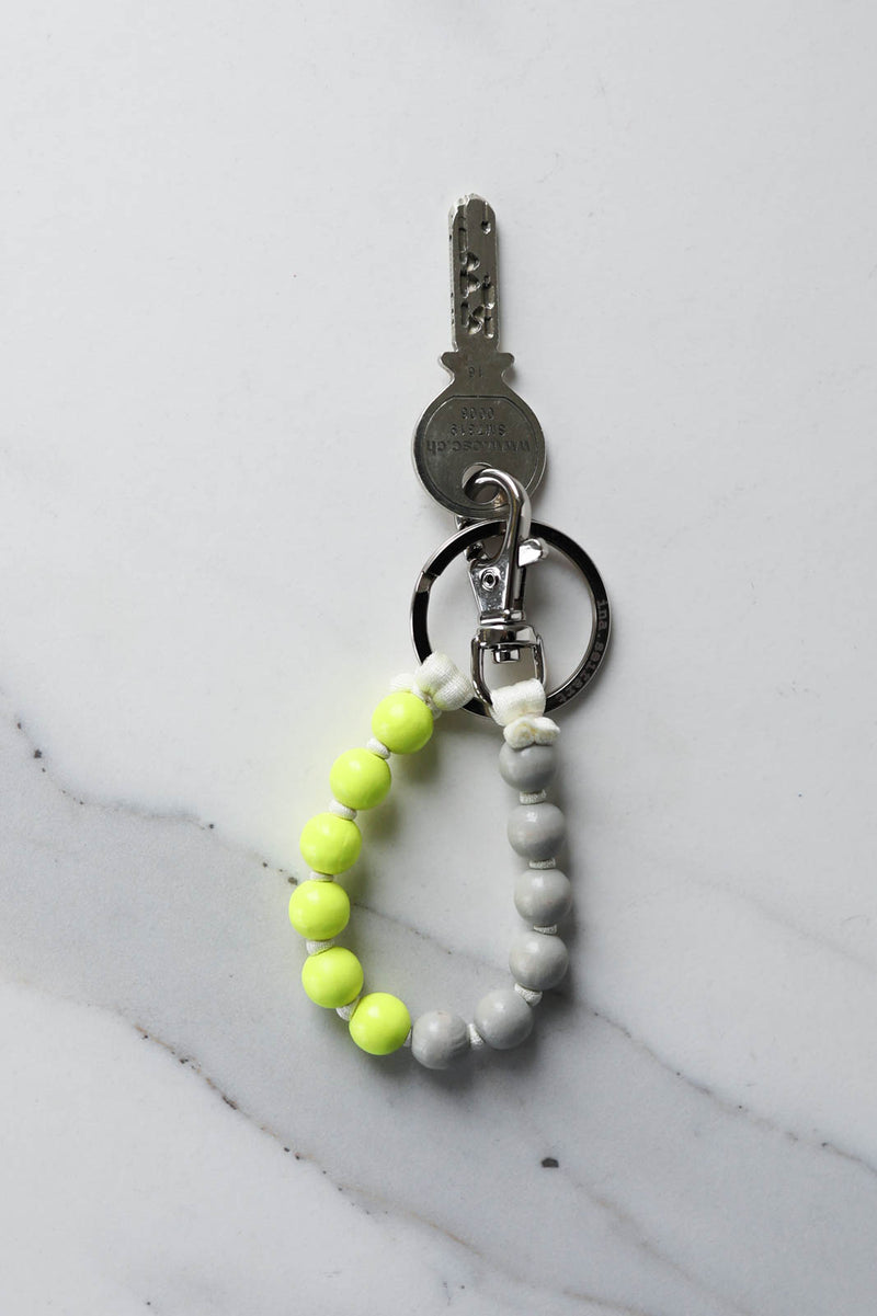 Schlüsselanhänger Perlen Short in Light Grey/Neonyellow-Opal