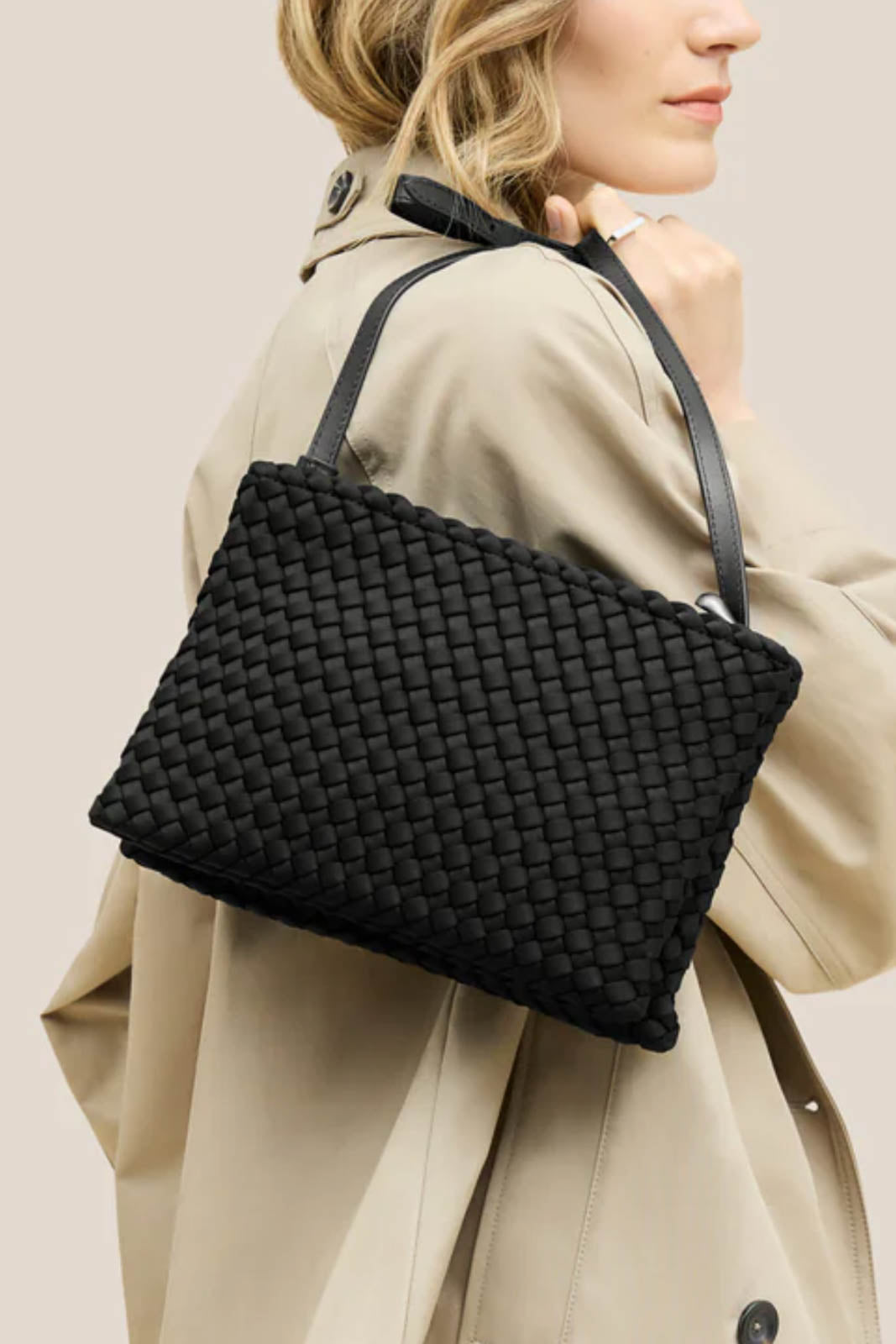 Naghedi, Tasche Soho Envelope Crossbody in Onyx