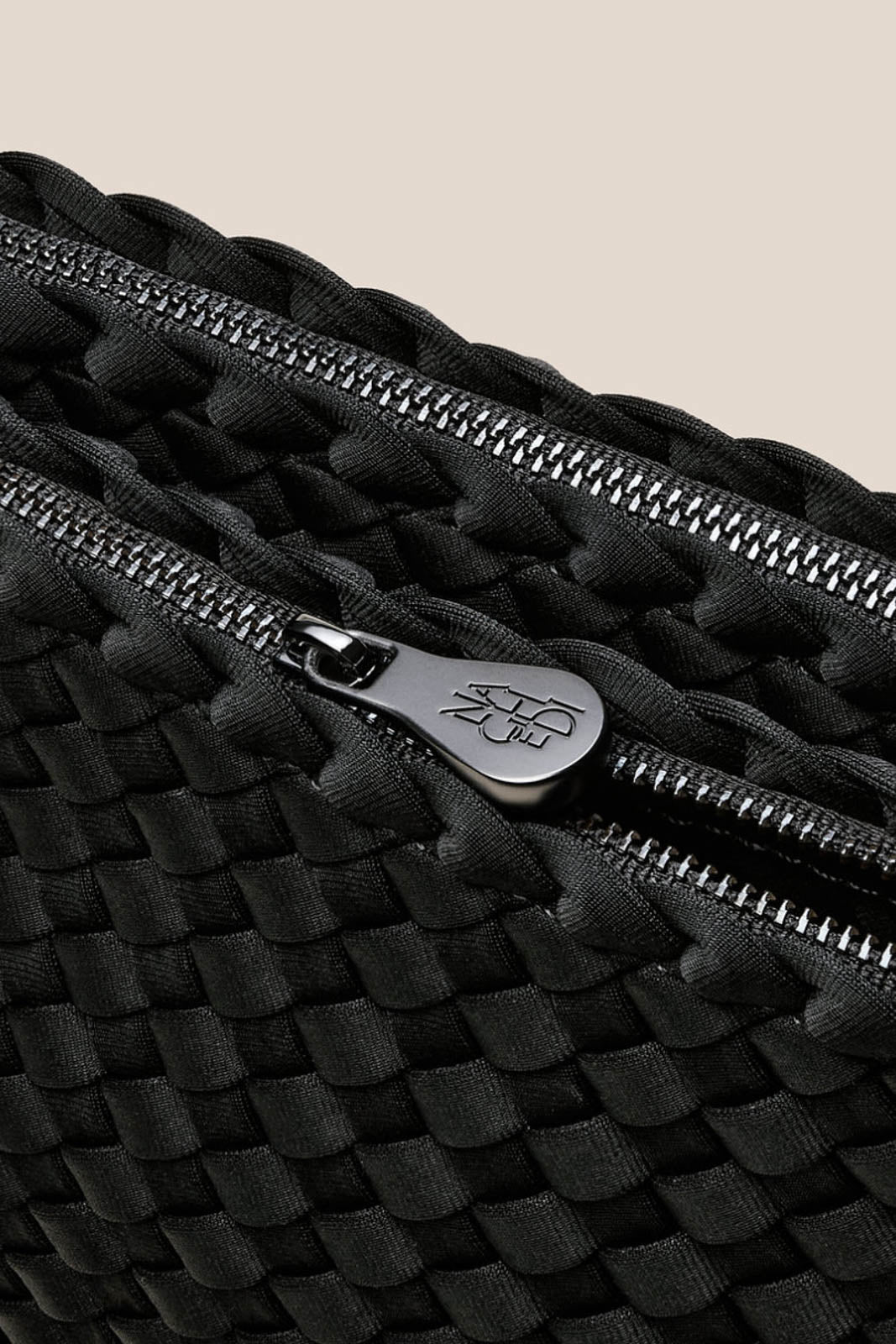 Naghedi, Tasche Soho Envelope Crossbody in Onyx