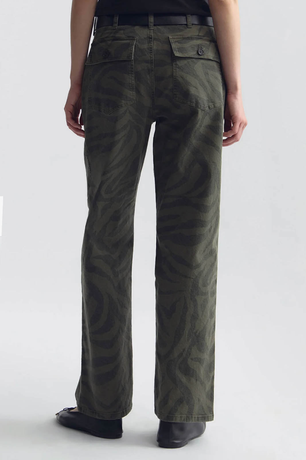 Nili Lotan, Hose Camo Zebra in Khaki