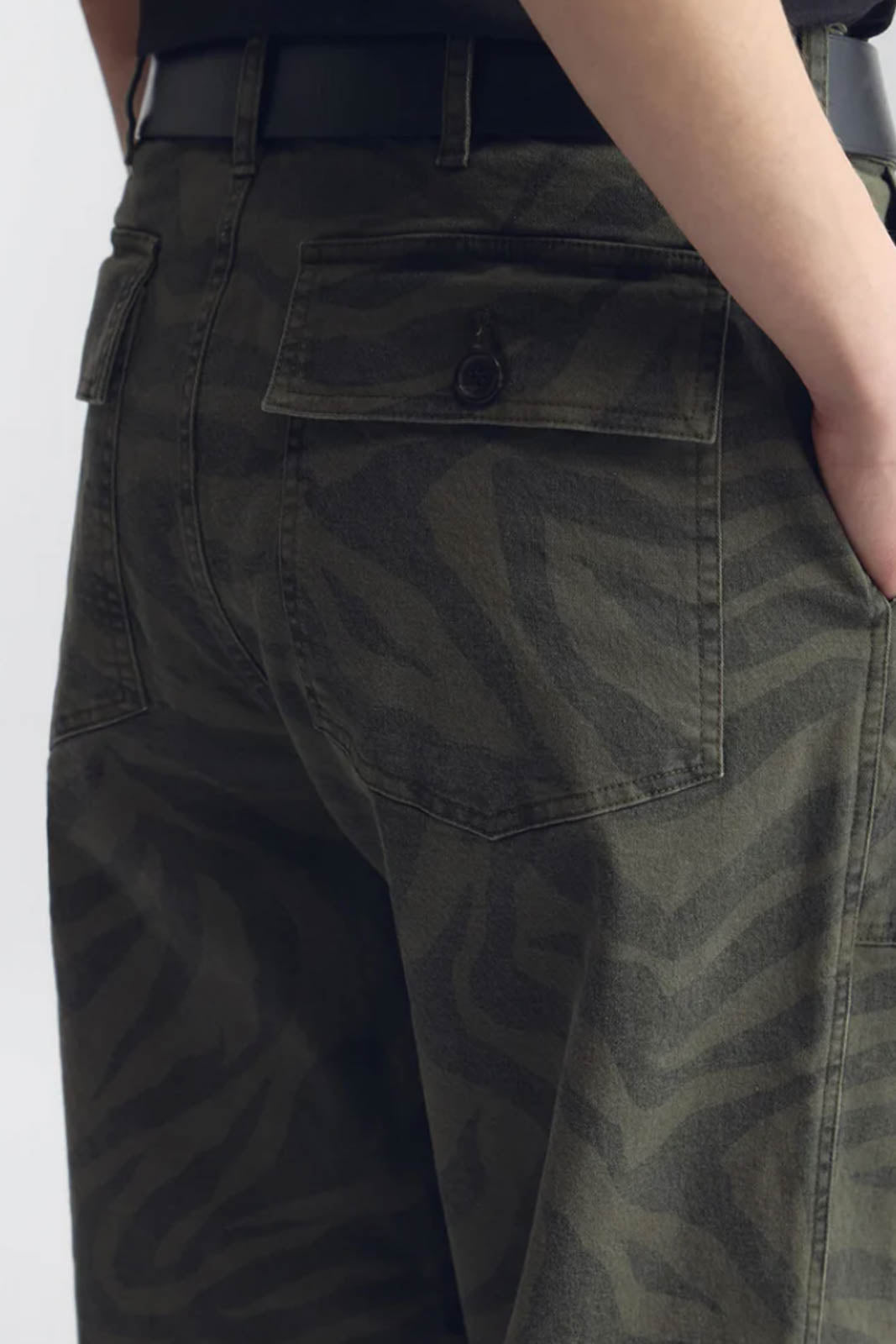 Nili Lotan, Hose Camo Zebra in Khaki