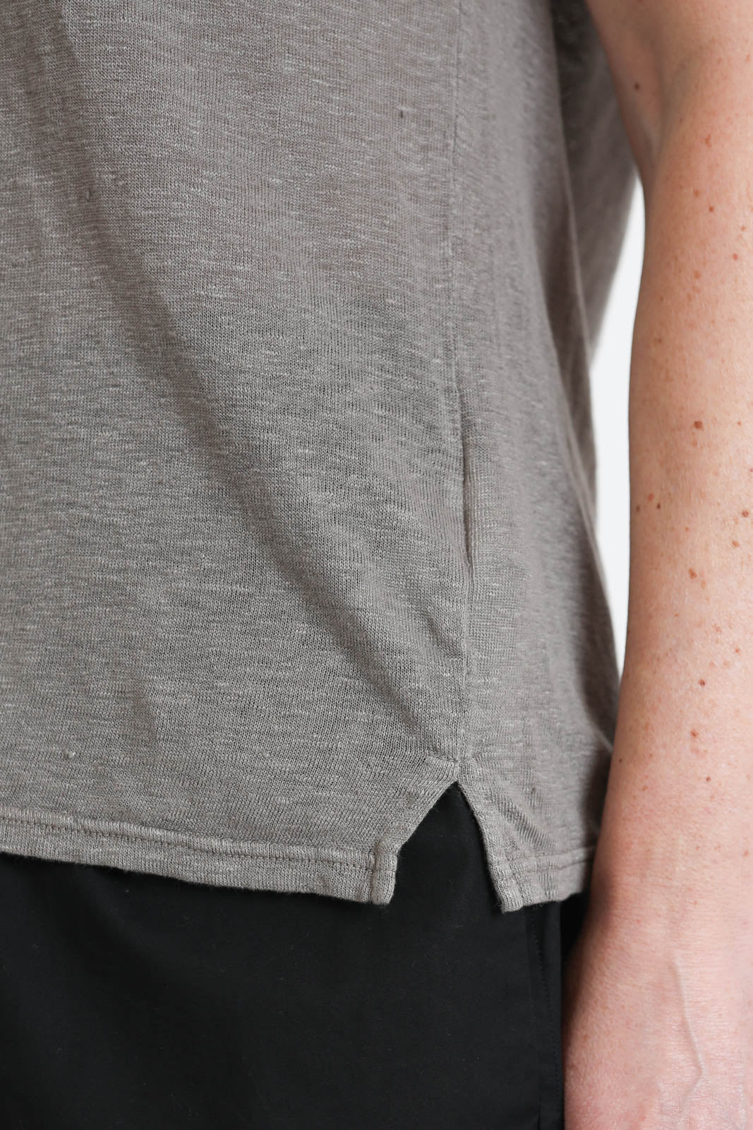 Bowery, T-Shirt V-Neck in Castlerock