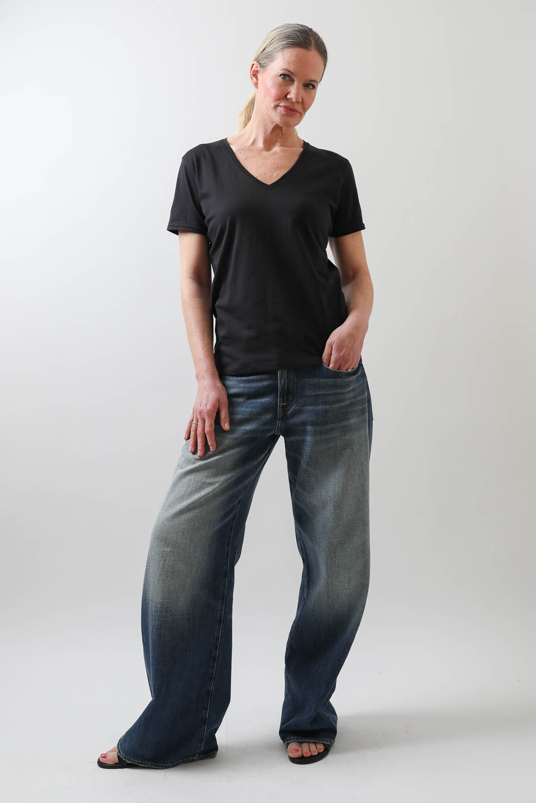 Vestibule Garderobe, T-Shirt V-Neck in Schwarz