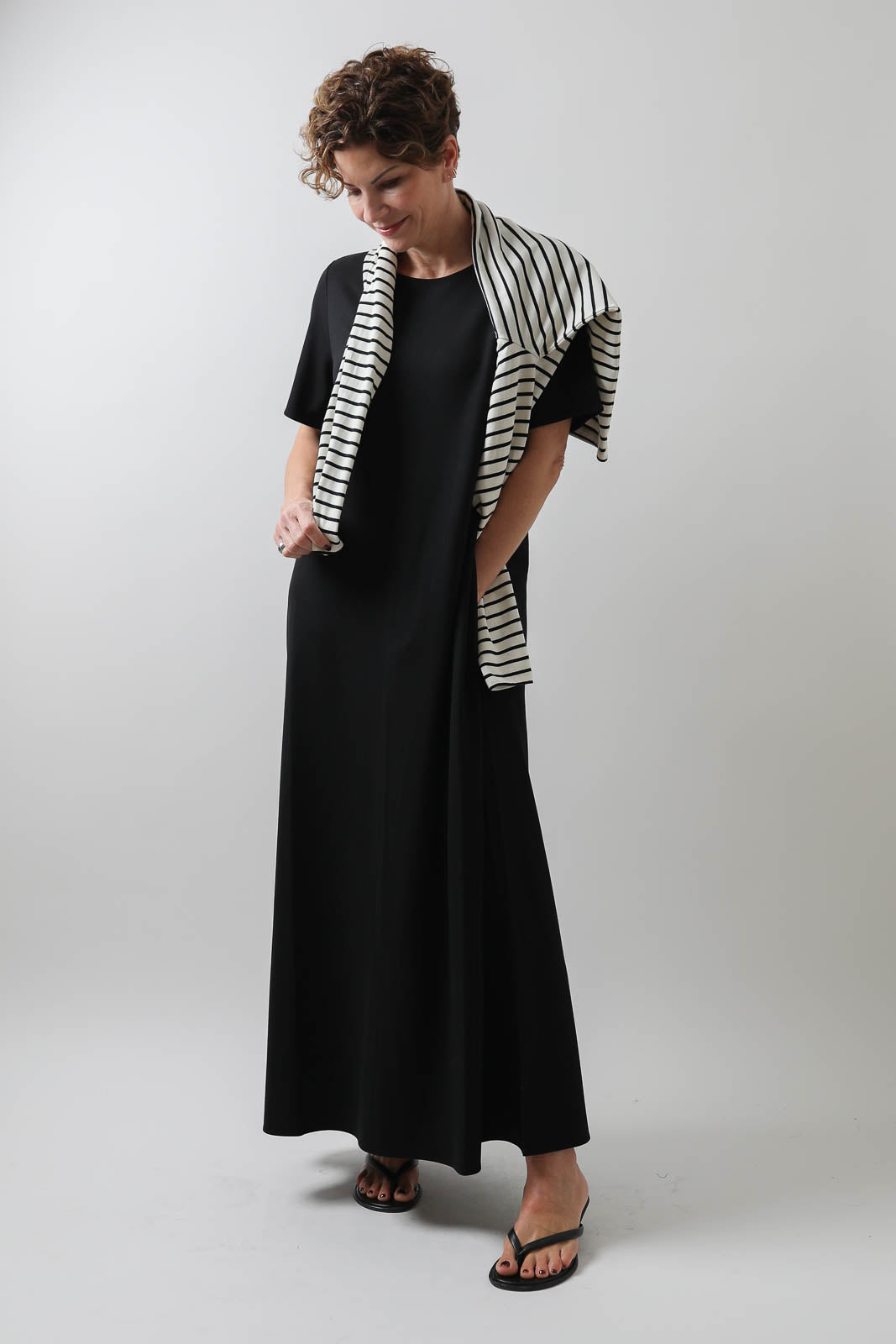 Vestibule Garderobe, Toujours dress in black