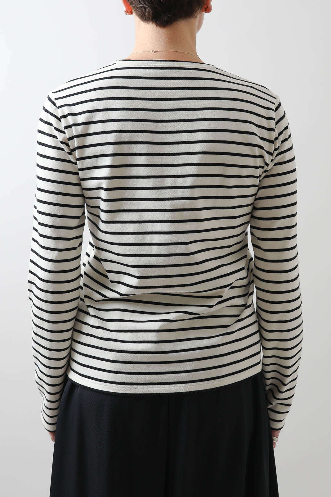 Vestibule Garderobe, Pullover à rayures noires 