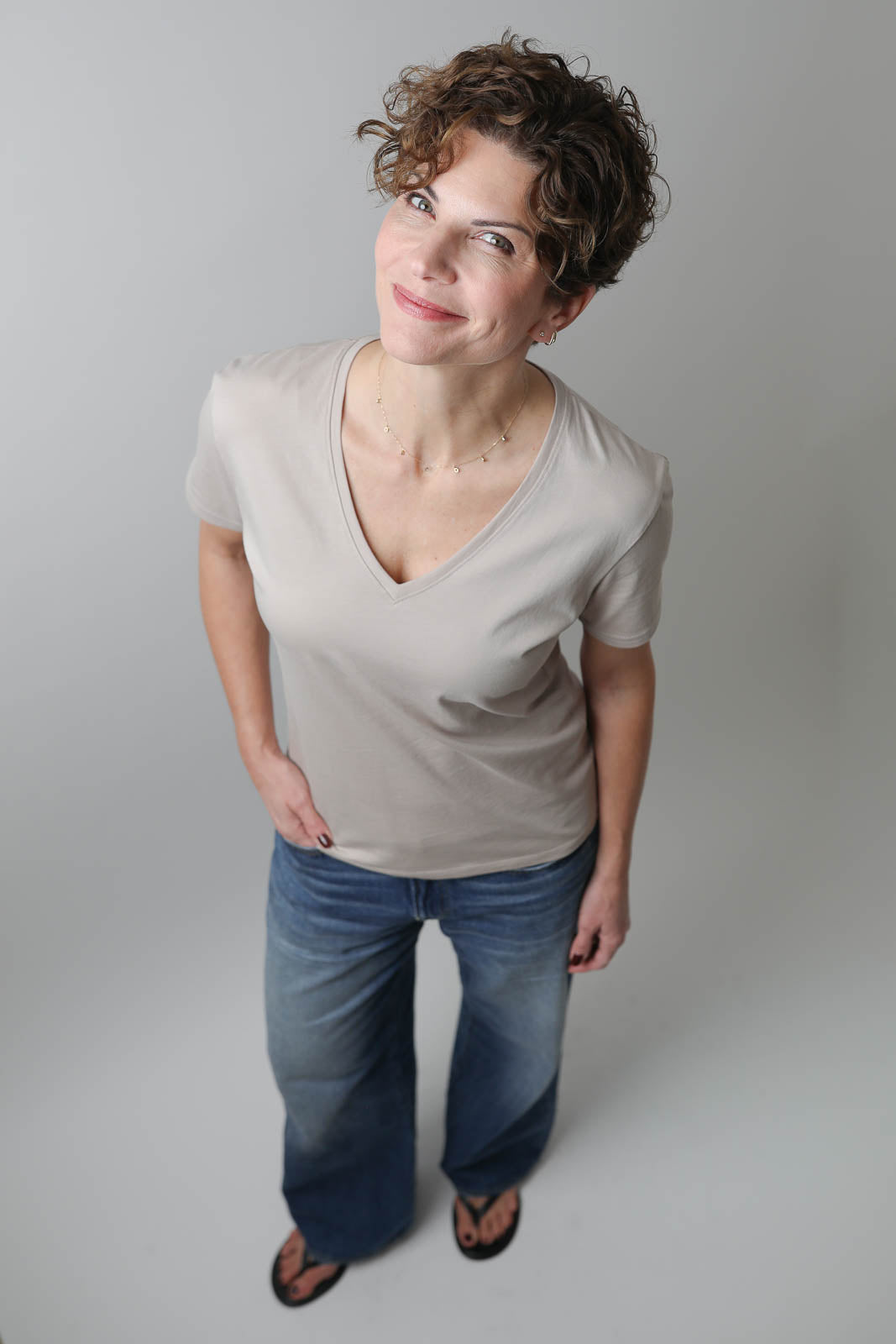Vestibule Garderobe, T-Shirt V-Neck in Dune
