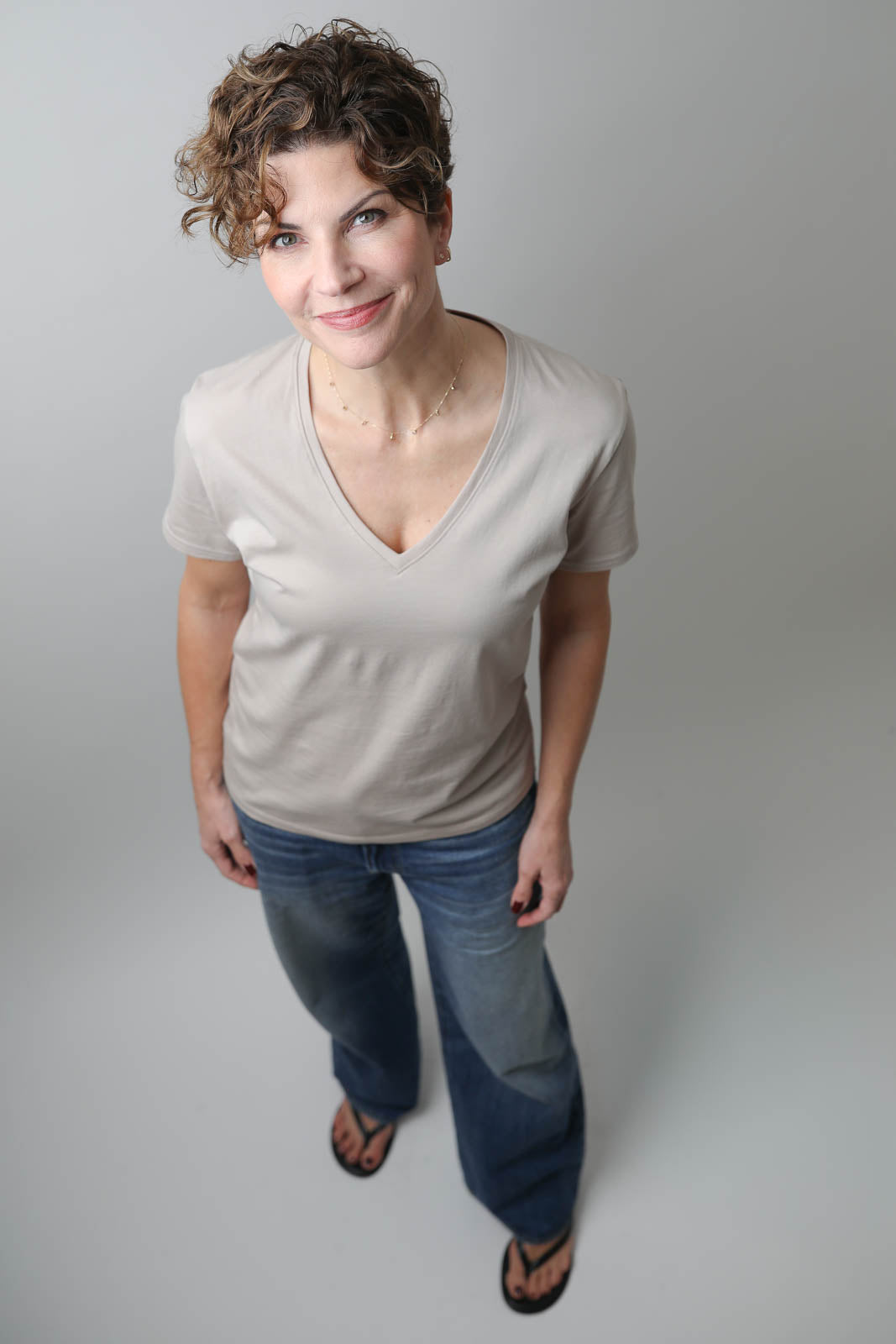 Vestibule Garderobe, T-Shirt V-Neck in Dune