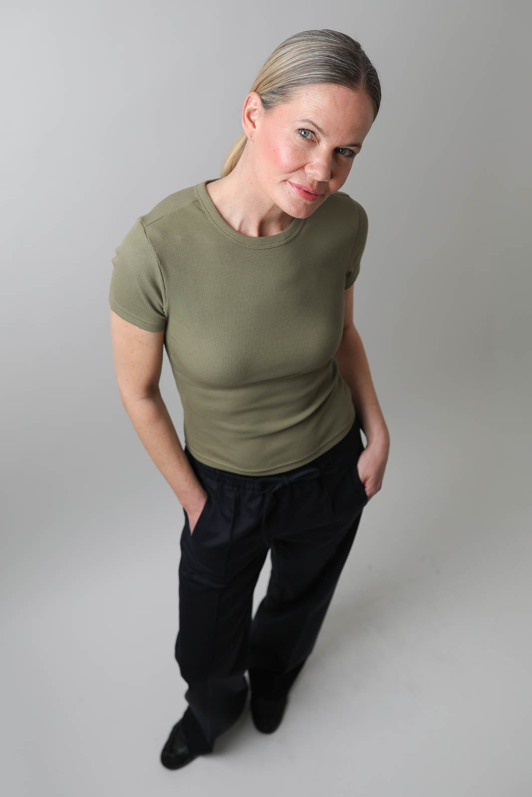 Vestibule Garderobe, T-Shirt Rib in Aceituna