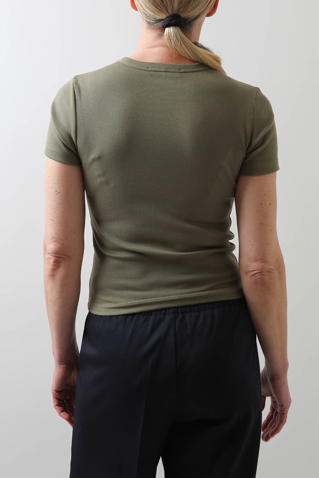 Vestibule Garderobe, T-Shirt Rib in Aceituna