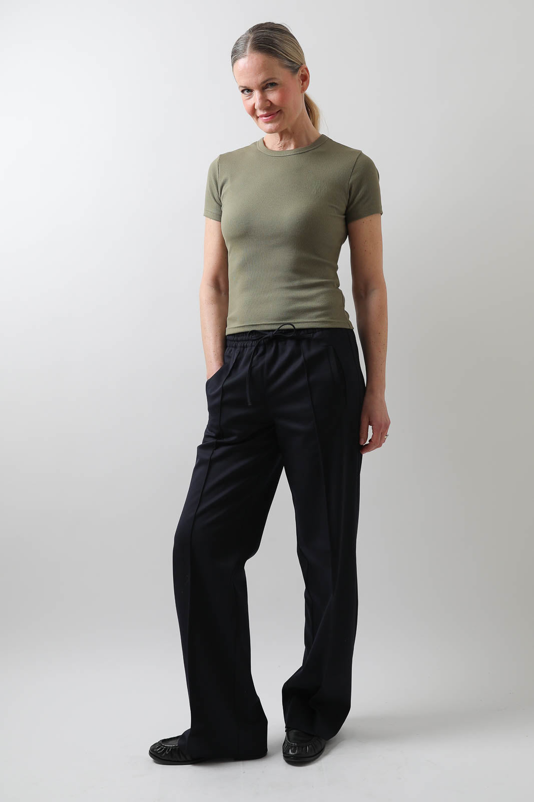 Vestibule Garderobe, T-Shirt Rib in Aceituna