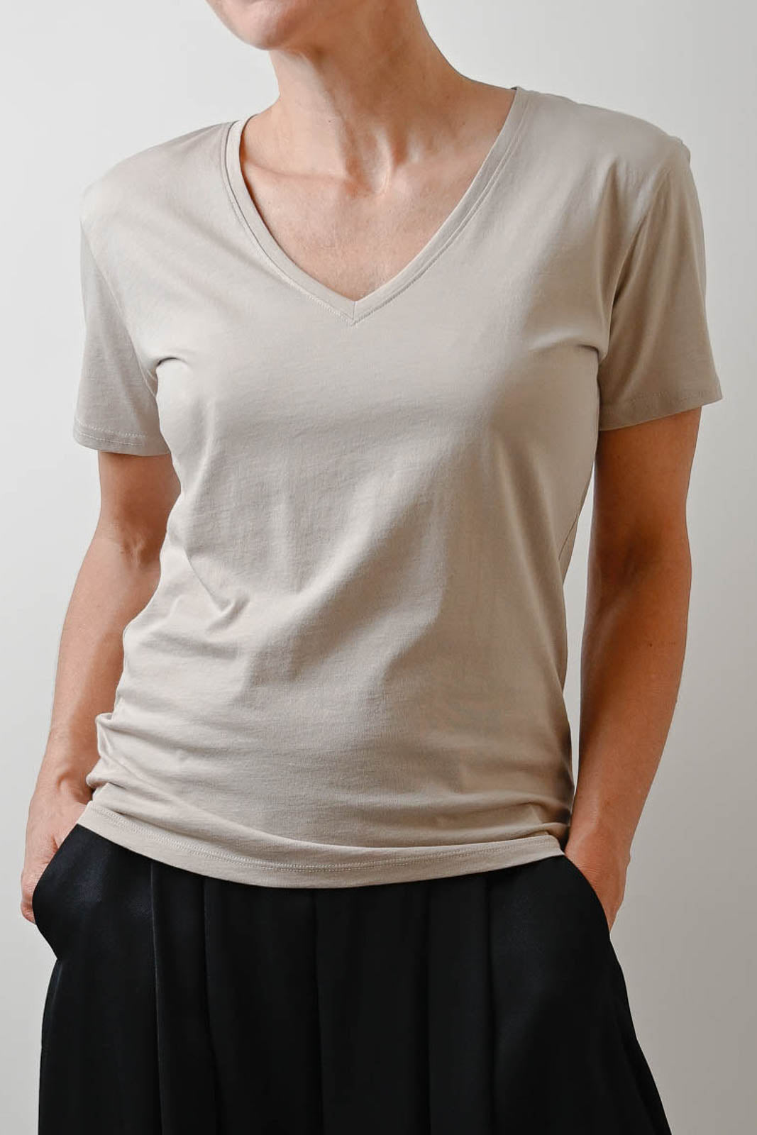 Vestibule Garderobe, T-Shirt V-Neck in Dune