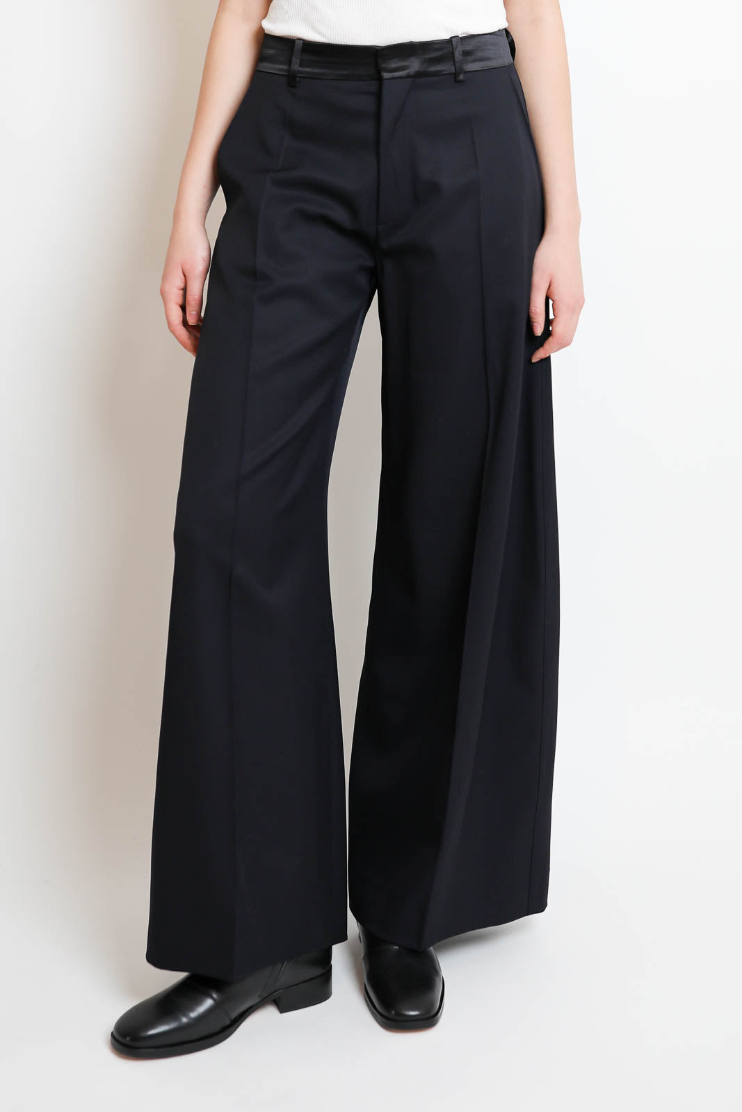 Nackiye, Hose Hutton in Midnight Noir