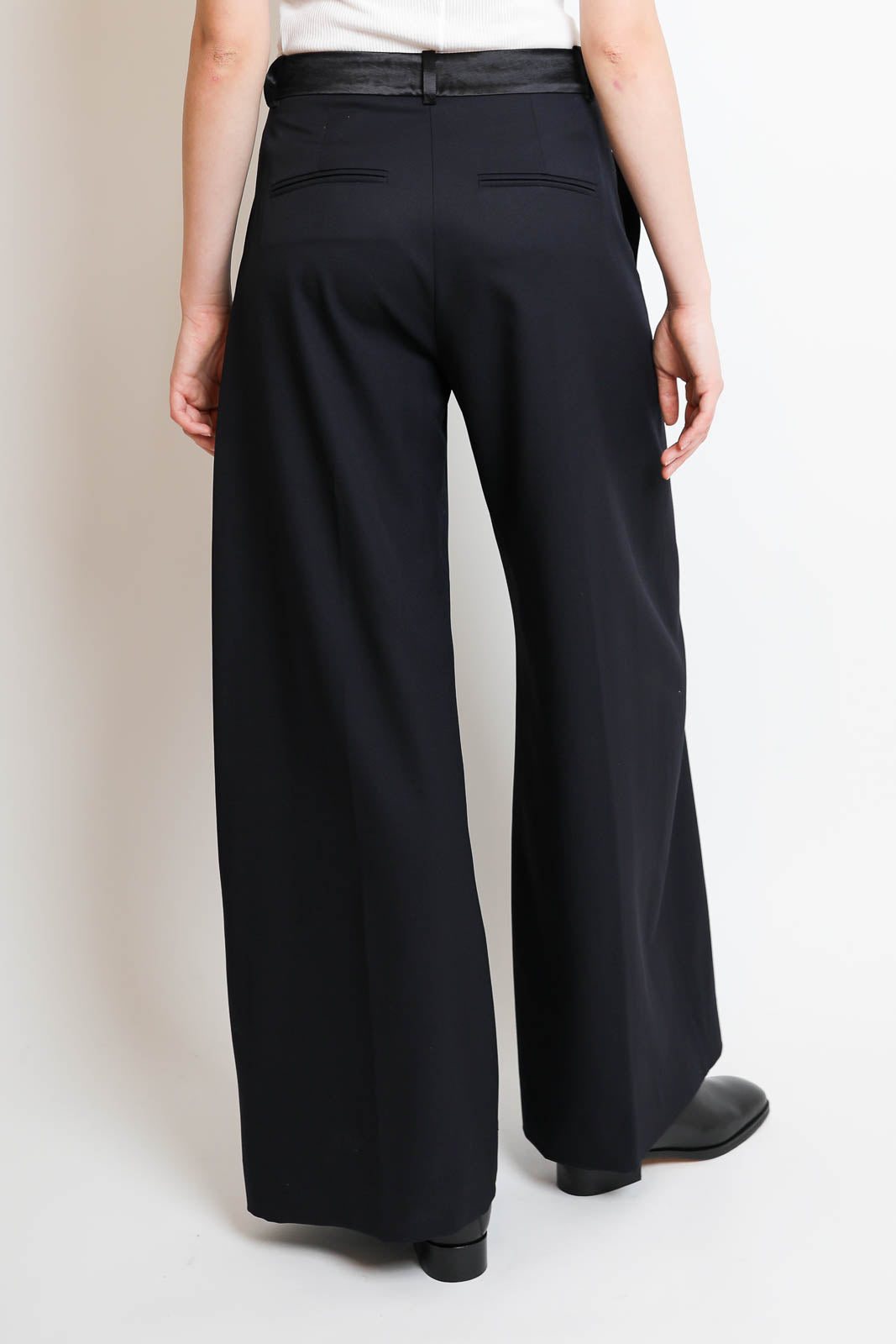 Nackiye, Hose Hutton in Midnight Noir