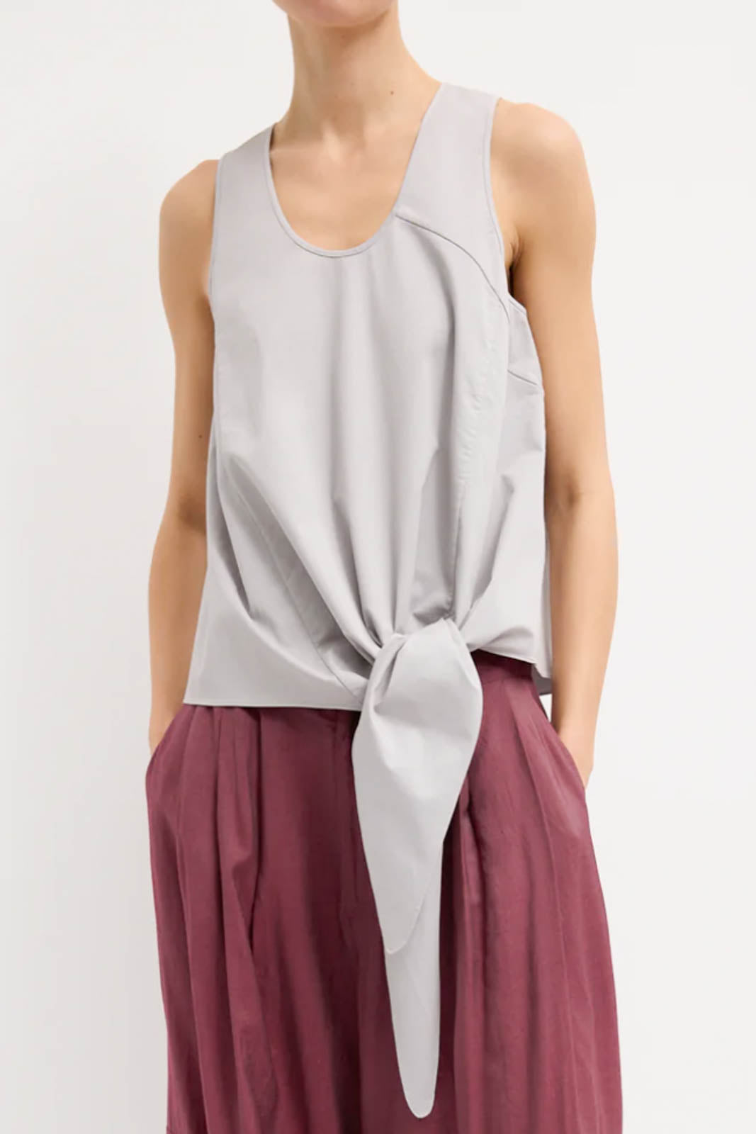 Top Tie Front in Grau
