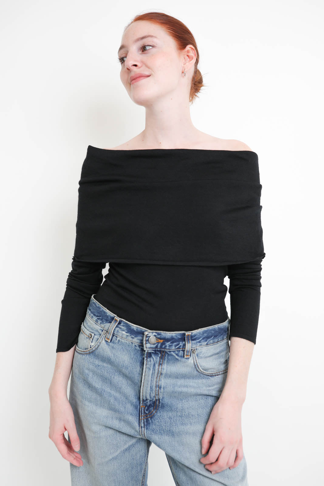 Almada, Pullover Cara Off Shoulder in Schwarz
