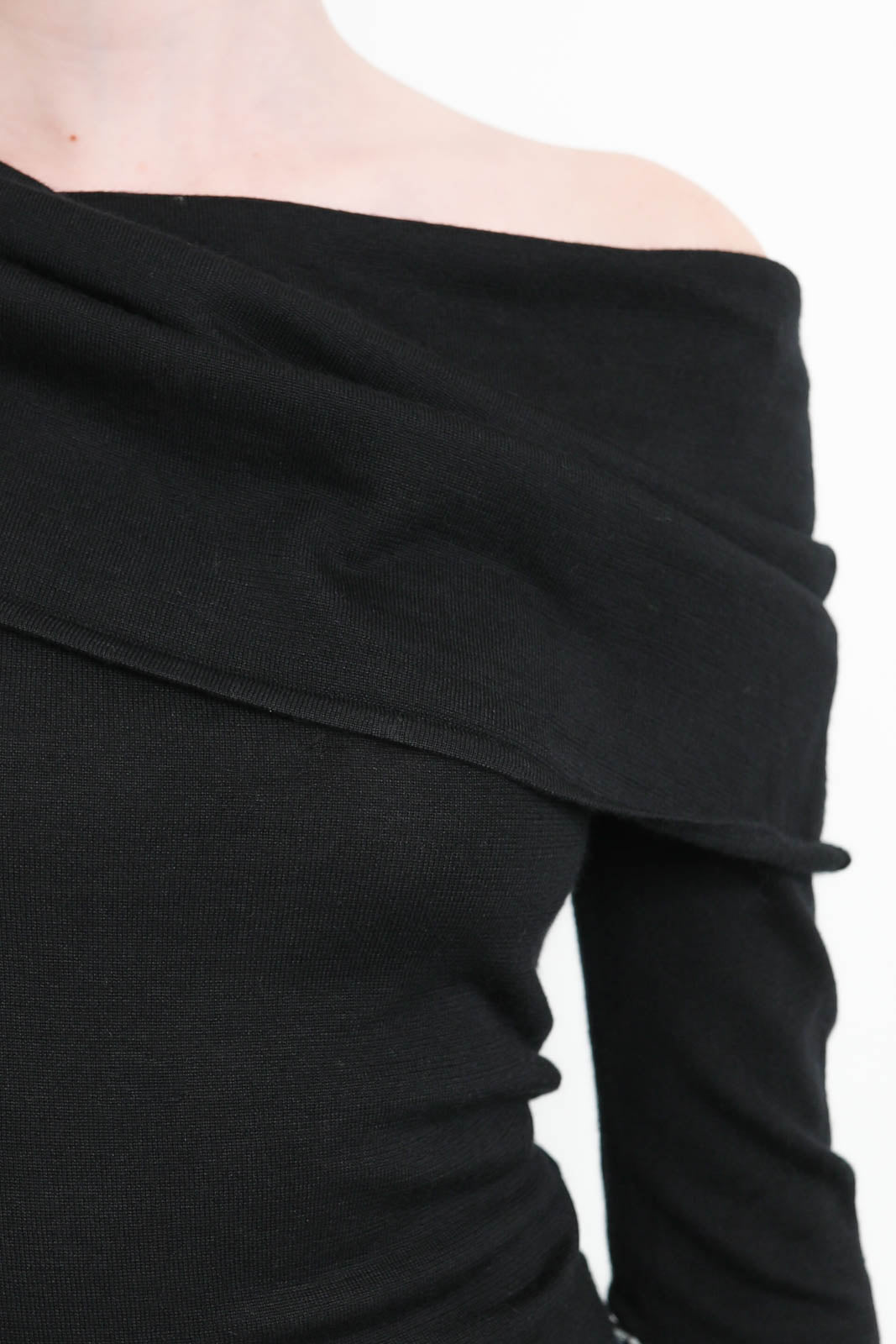 Almada, Pullover Cara Off Shoulder in Schwarz