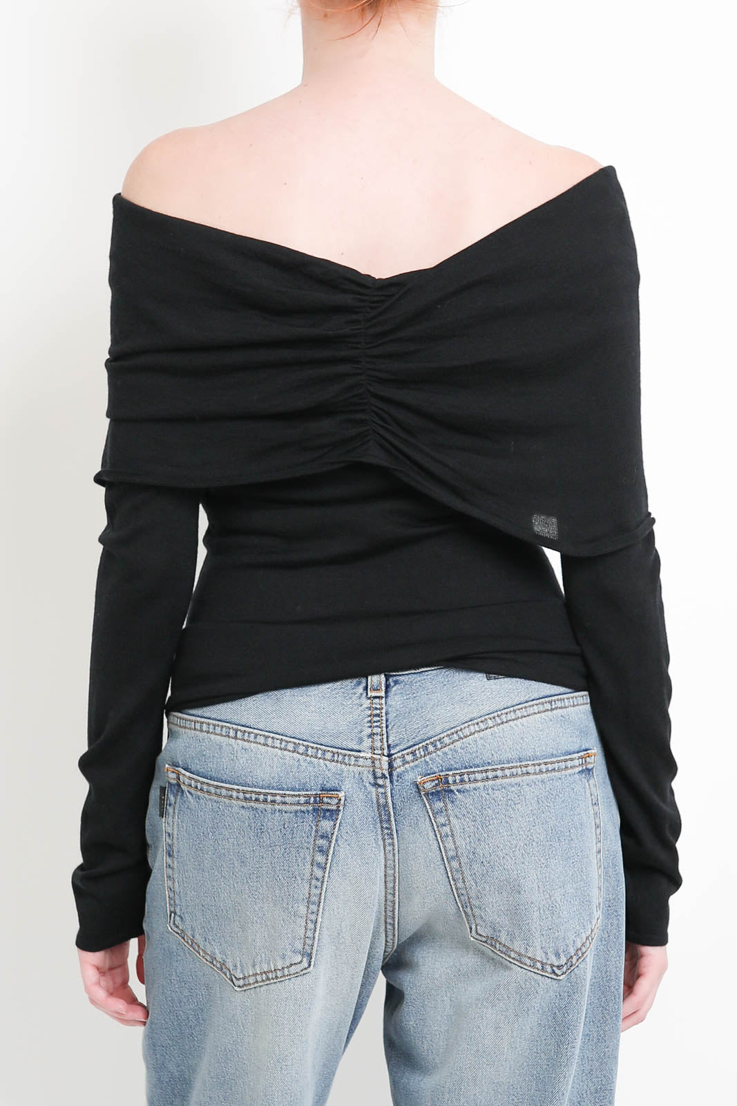 Almada, Pullover Cara Off Shoulder in Schwarz