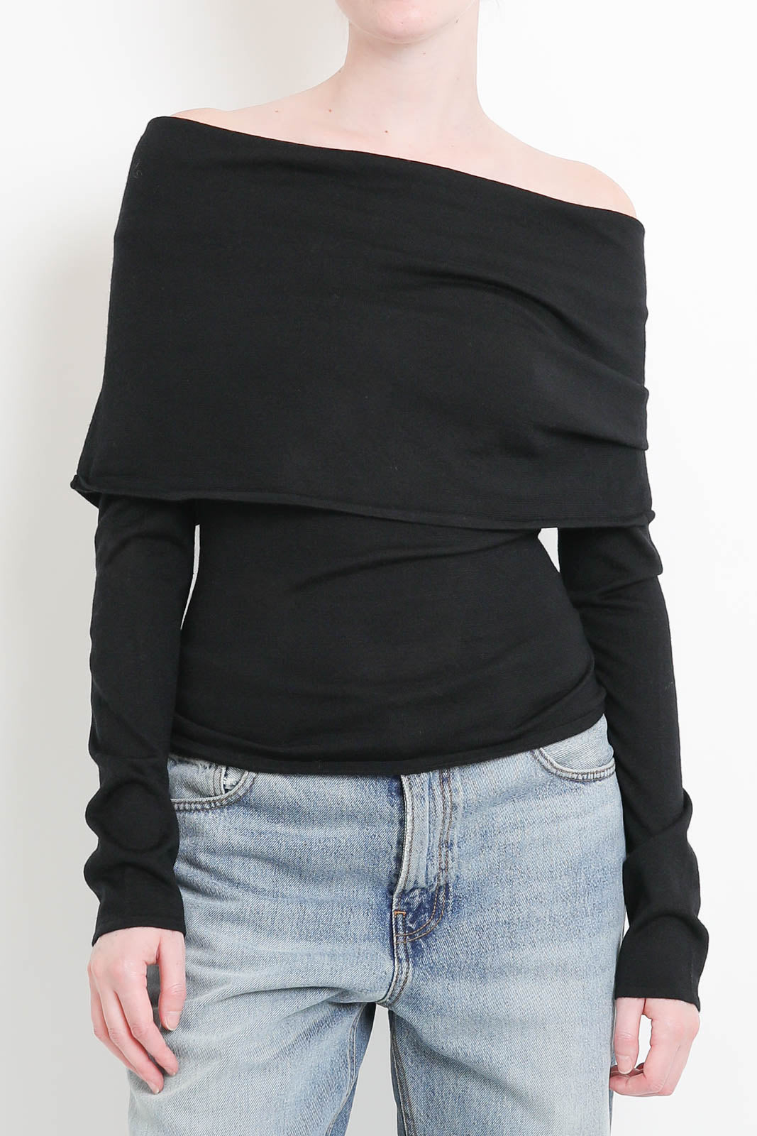 Almada, Pullover Cara Off Shoulder in Schwarz