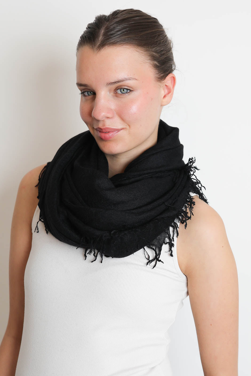 Faliero Sarti, Schal Enrica in Schwarz