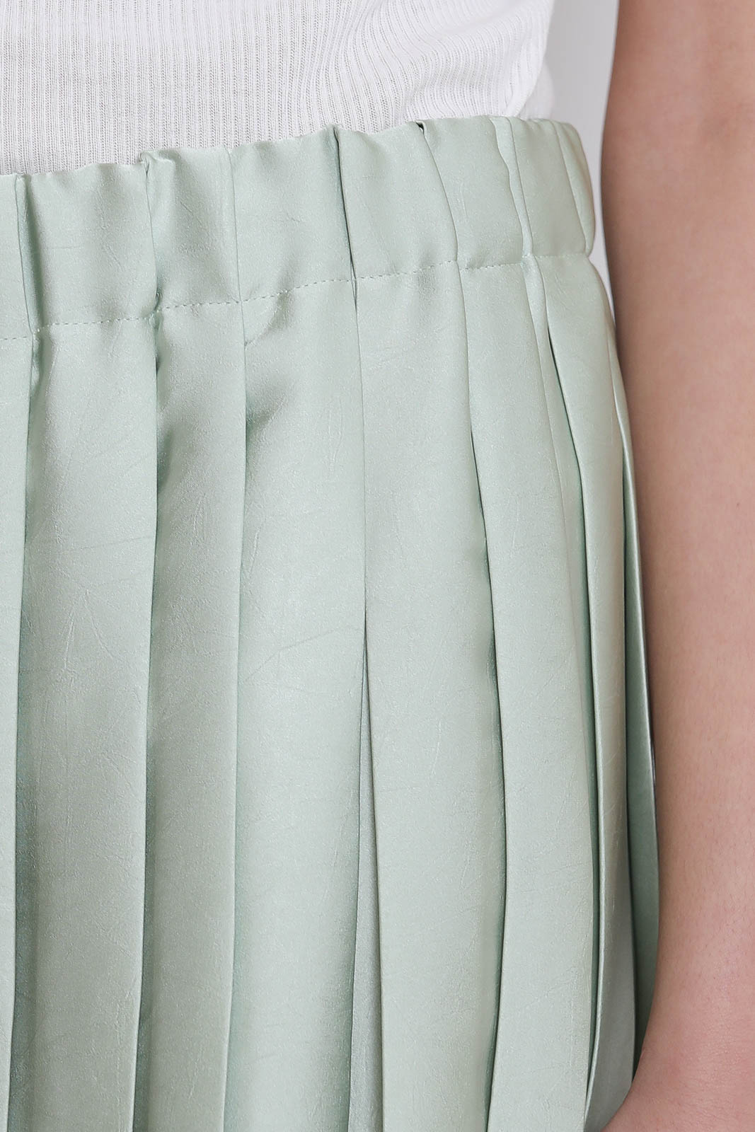 Rock Feather Weight Pleated in Sage