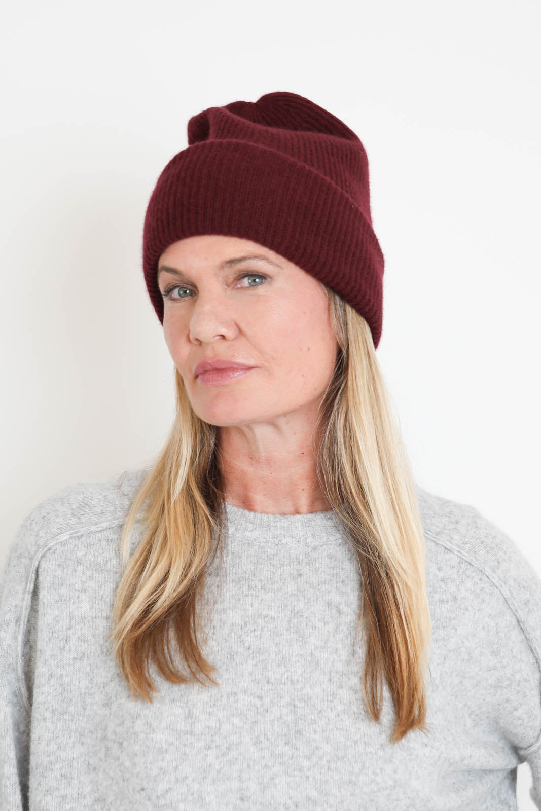 Lisa Yang, Mütze Stockholm in Deep Plum