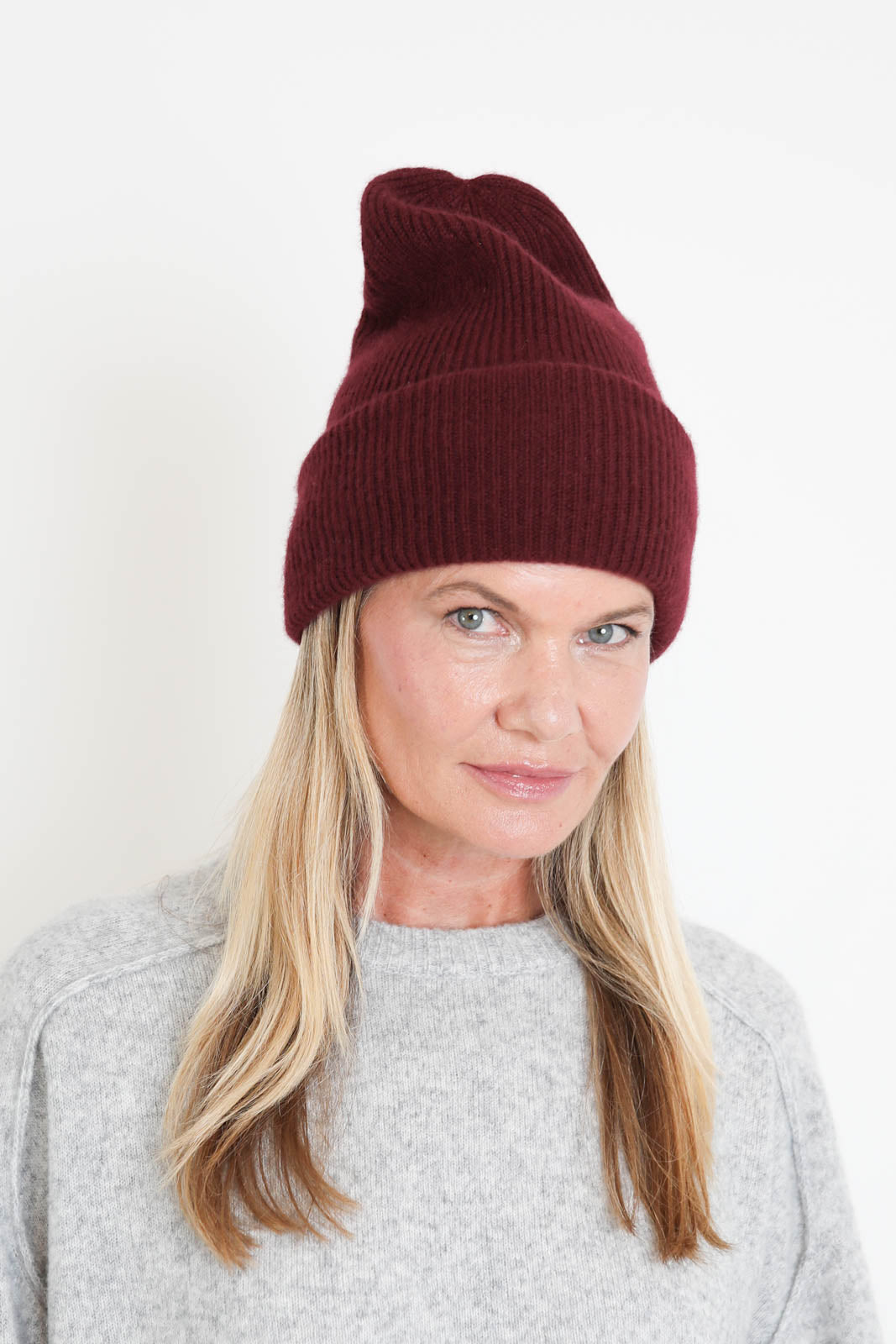 Lisa Yang, Mütze Stockholm in Deep Plum
