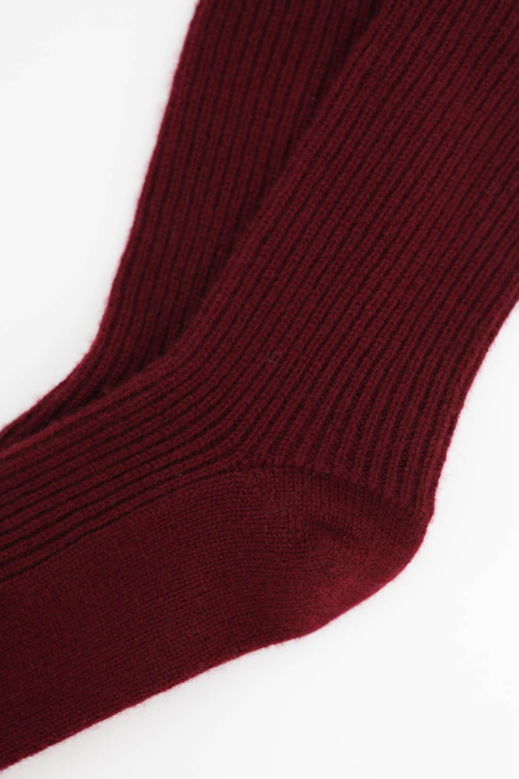 Lisa Yang, Socken Zera in Deep Plum