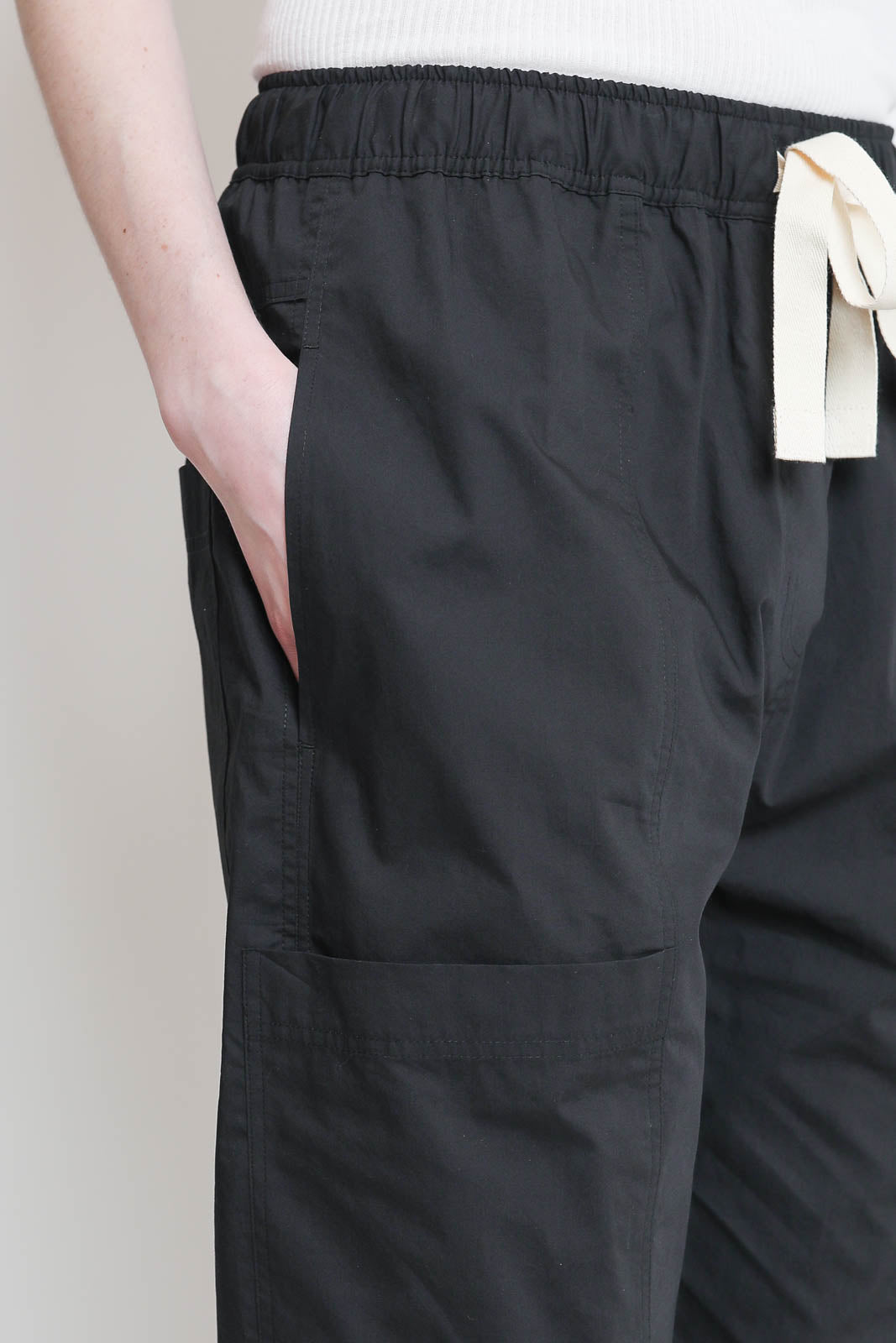 Lee Mathews, Hose Poplin in Schwarz
