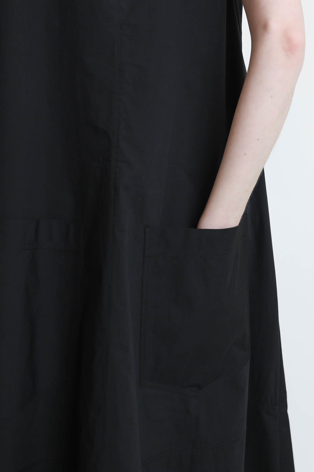 Lee Mathews, Kleid Poplin Apron in Schwarz