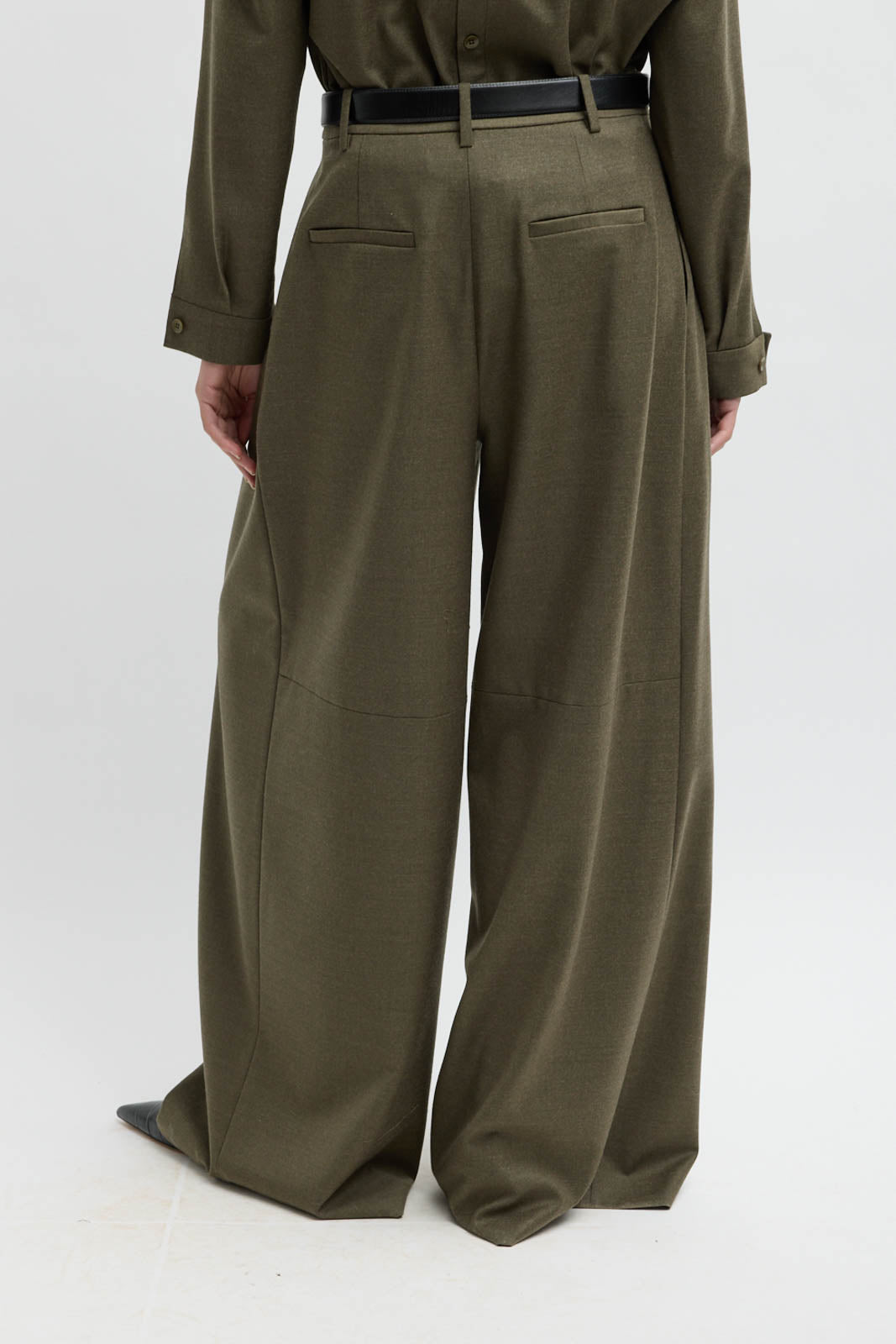 Tibi, pantalon « Triple Pleat » en vert militaire
