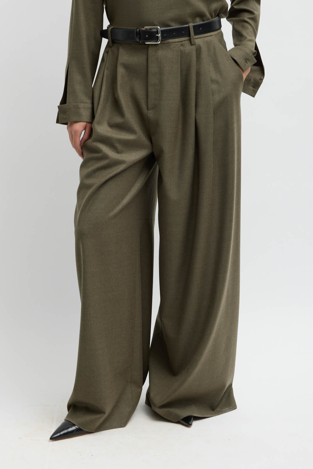 Tibi, pantalon « Triple Pleat » en vert militaire