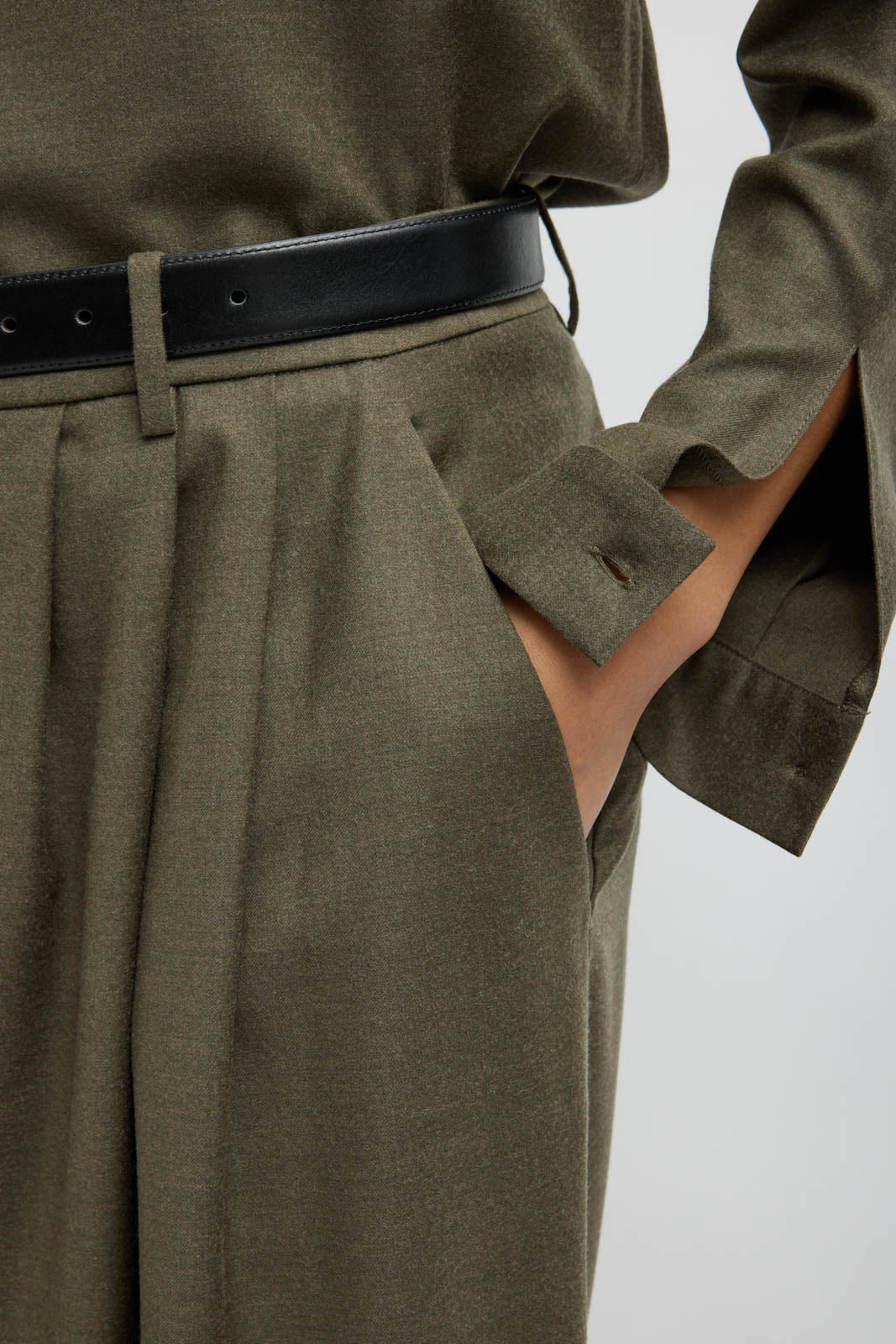 Tibi, pantalon « Triple Pleat » en vert militaire