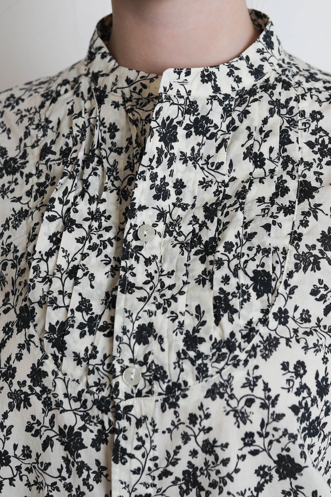 R13, Bluse Pleated Tuxedo in Black Floral