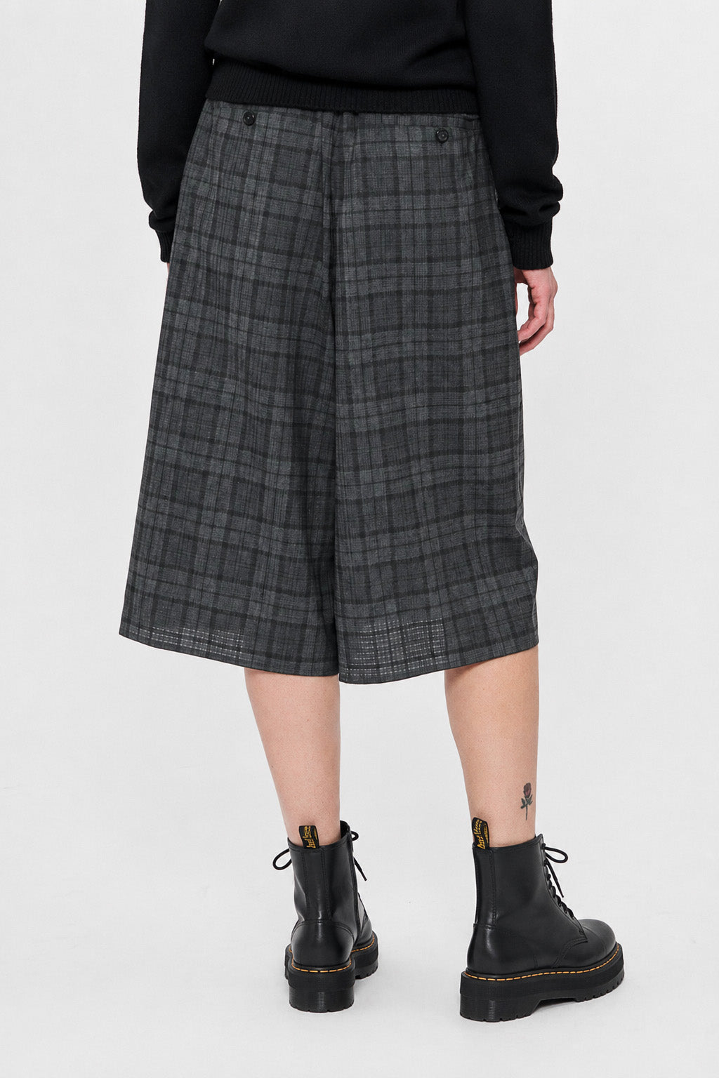 6397, Bermudas Wrap in Iron Tartan