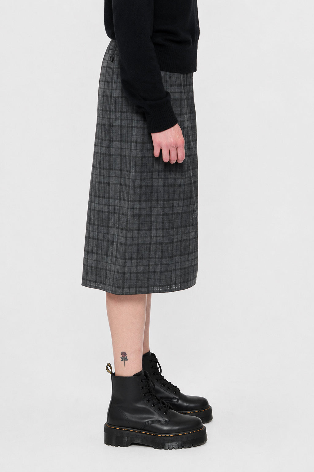 6397, Bermudas Wrap in Iron Tartan