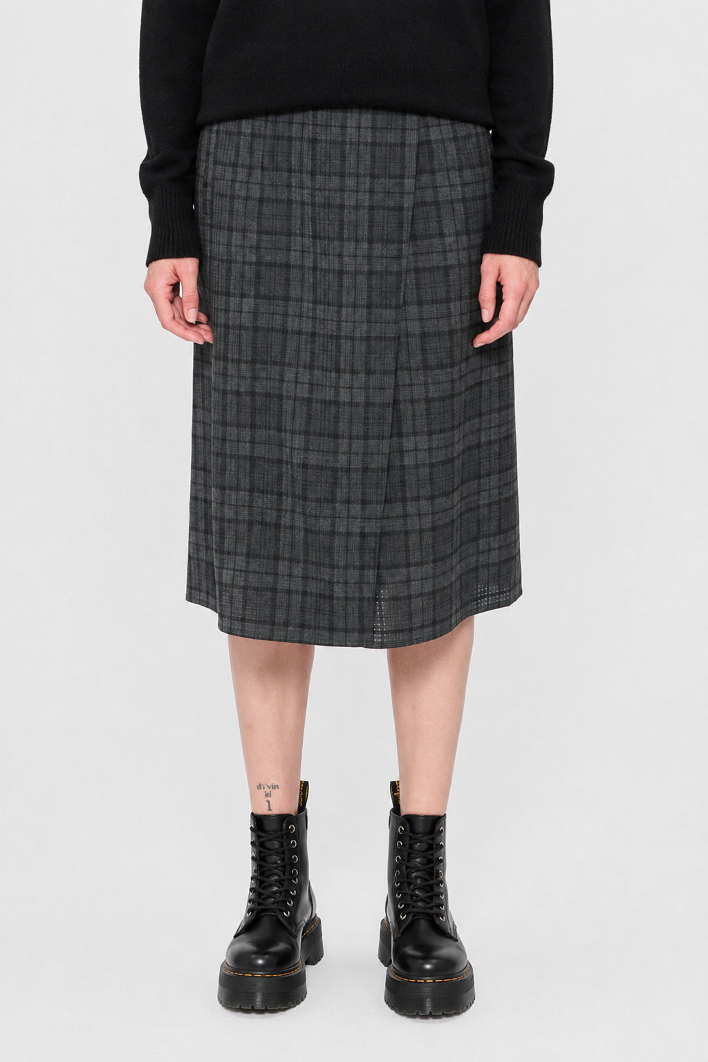 6397, Bermudas Wrap in Iron Tartan