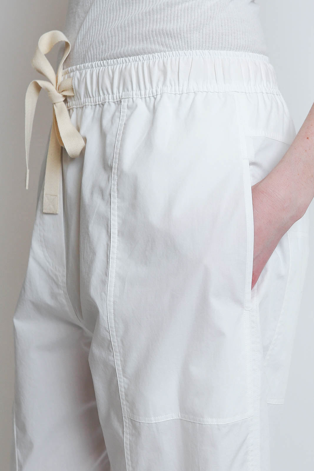 Lee Mathews, pantalon en popeline couleur naturelle