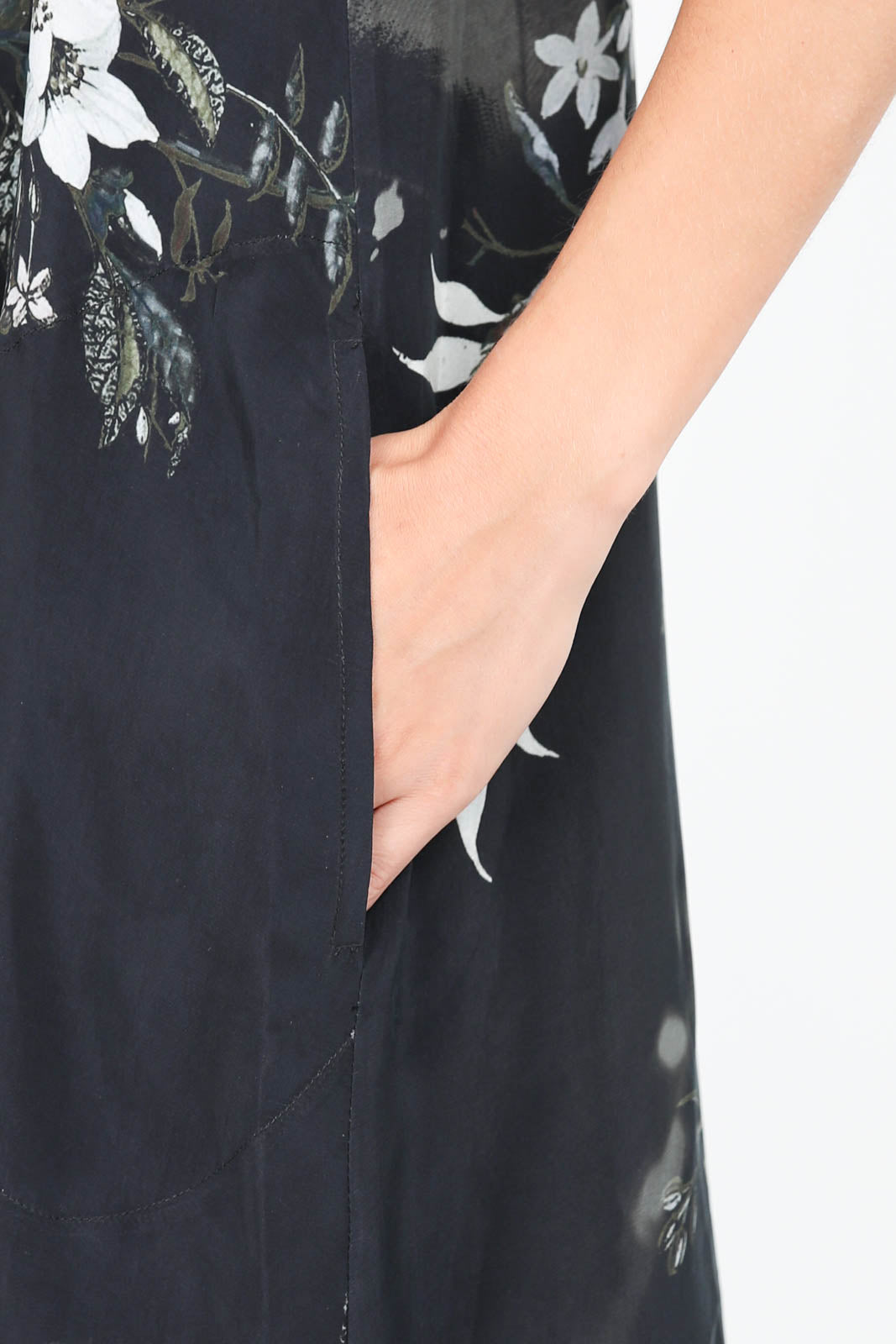 Kleid in Black Bleached Floral