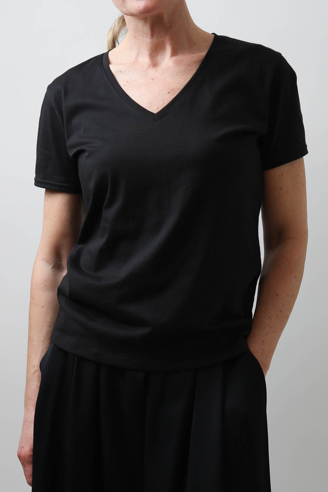 Vestibule Garderobe, T-Shirt V-Neck in Schwarz