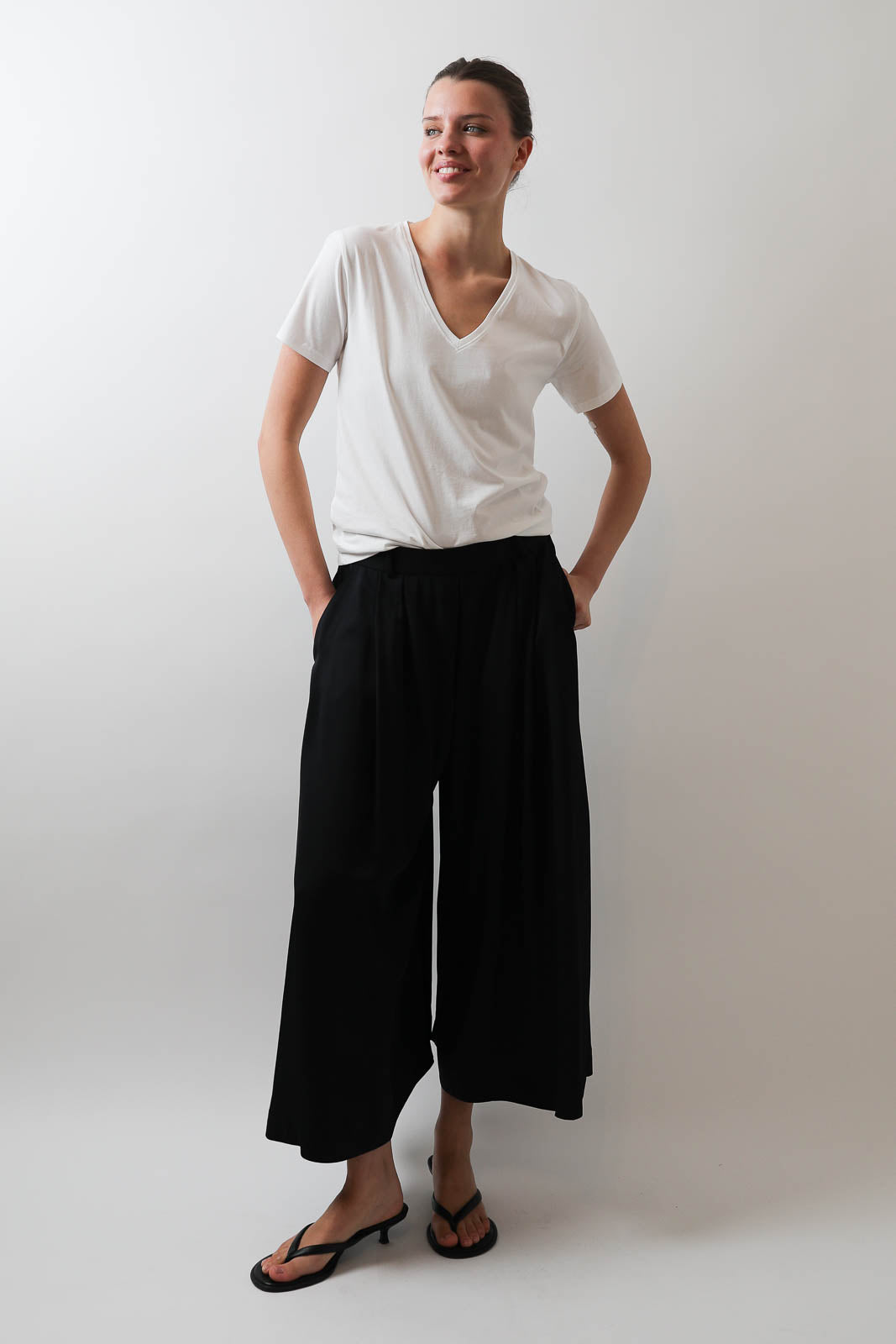 T-shirt V-neck in white