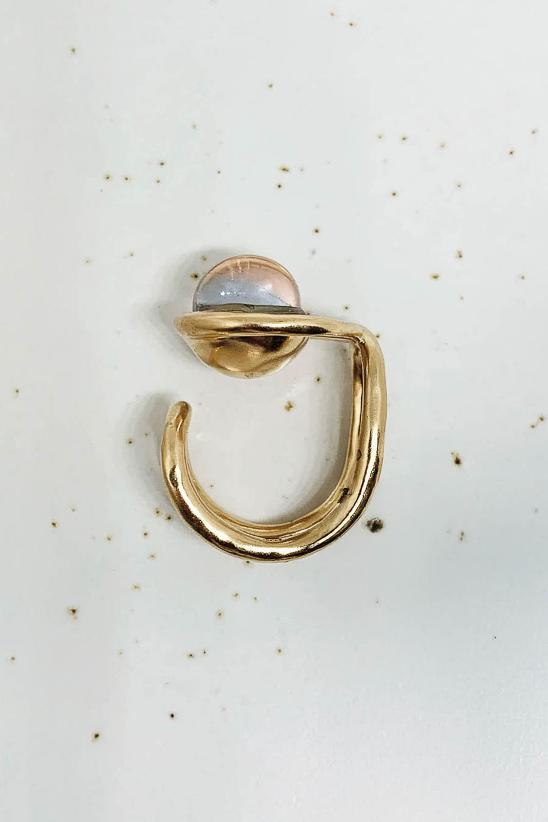 Chevalière Eclipse ring in gold pale blue/pale rose