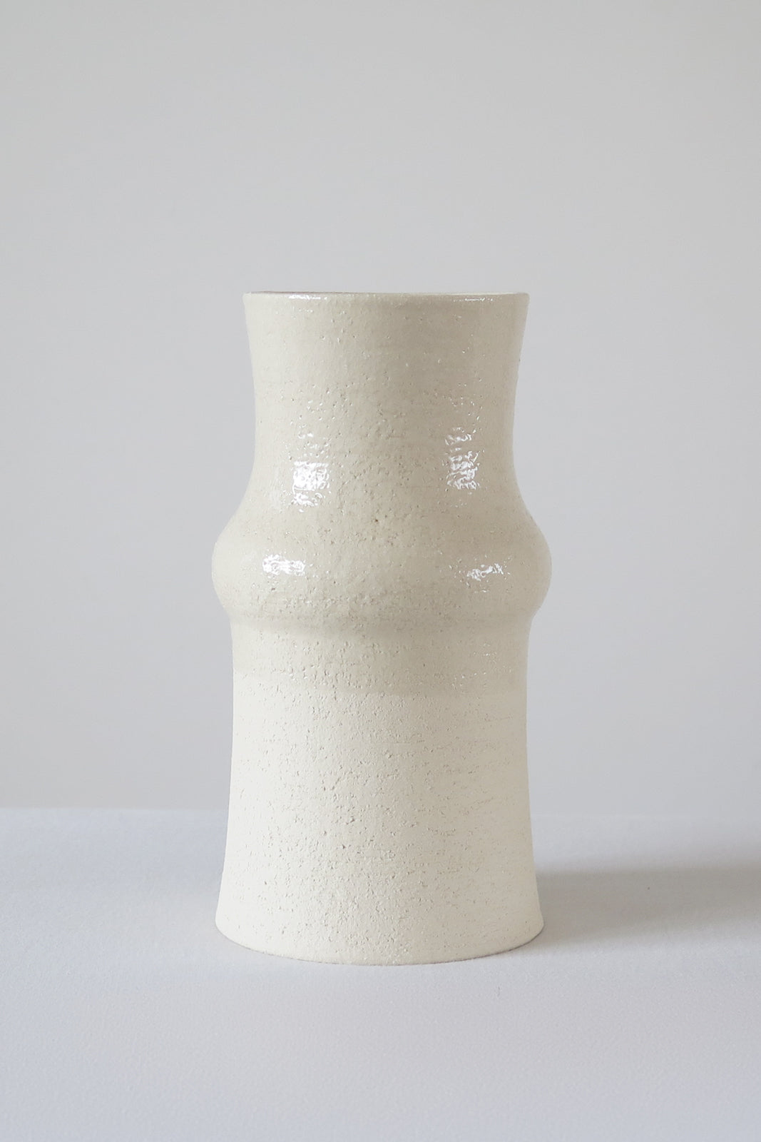 Forge vase in ecru