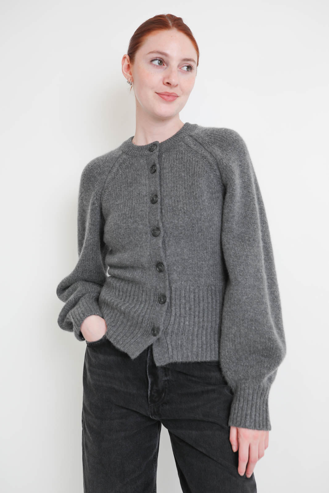 Guest in Residence, Cardigan Sculpted in Antracite
