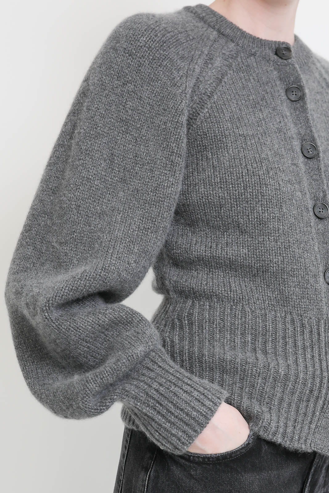 Guest in Residence, Cardigan Sculpted in Antracite