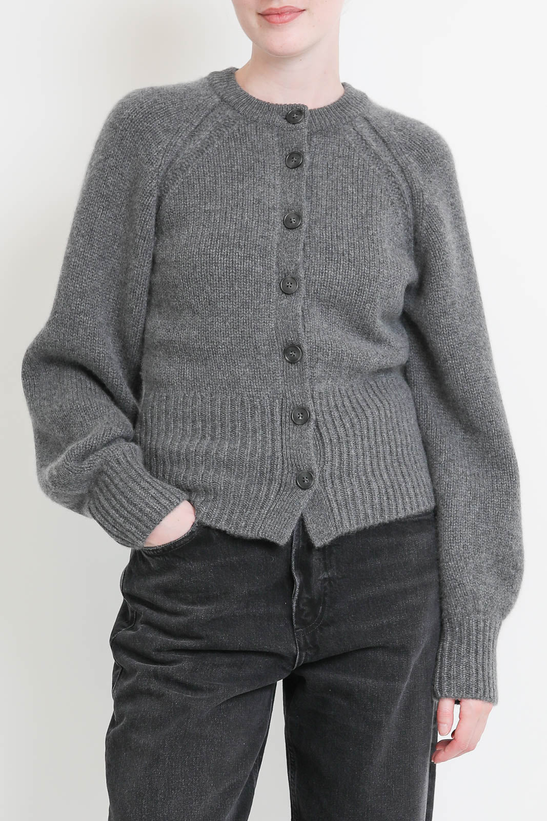 Guest in Residence, Cardigan Sculpted in Antracite