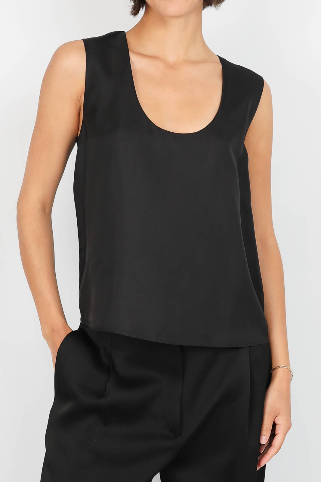 Top scoop-neck in black